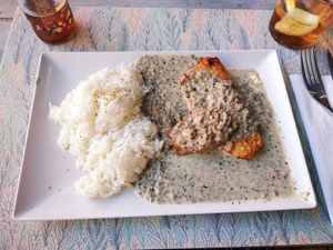 Escalopins de seitan amb salsa de xampinyons (vegan) at Plaer Vegetaria in Mallorca