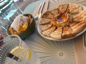 Patatas fritas con queso y trufa y hummus at LUMA in Viana Do Castelo