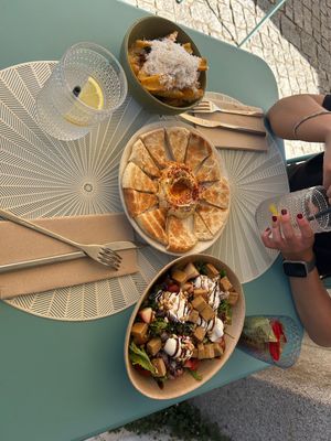 Patatas fritas con queso y trufa,  hummus y esalada con tofu at LUMA in Viana Do Castelo