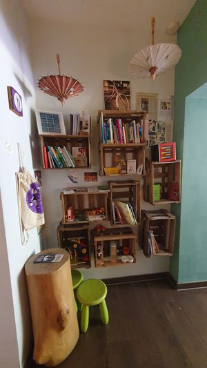 Kinderfreundliche Ecke mit Büchern und Spielsachen at No Milk Today in Berlin