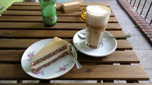 Marzipan-Vanille Torte und Hafer Chai Latte at No Milk Today in Berlin