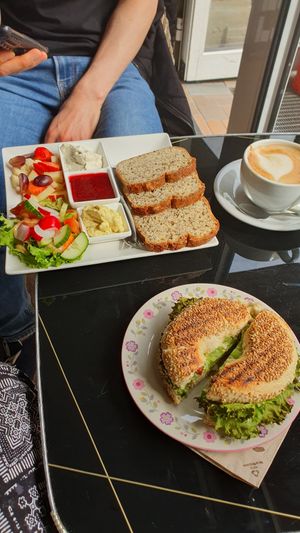 Brotfrühstück (oben) und der belegte Bagel (unten) at No Milk Today in Berlin