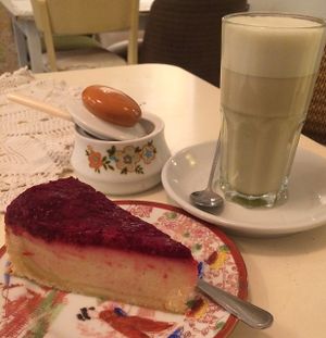 rasberry cheesecake and matcha latte at No Milk Today in Berlin
