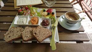 Brotfrüstück mit Frischkäse, Gemüse und Schoko-Haselnuss und hausgemachte Brot. Cappucino ist auch supa! at No Milk Today in Berlin