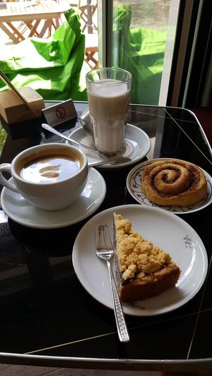 Mohnkuchen und Zimtschnecke at No Milk Today in Berlin