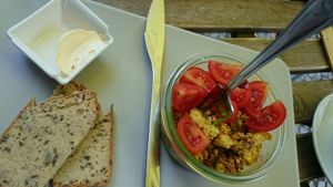 Scrambled tofu with gluten-free bread - €5.70 at No Milk Today in Berlin