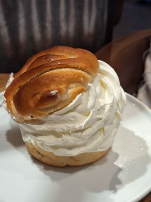 Cinnamon and almond #Veganuary at Expresso House - Torvegade in Copenhagen