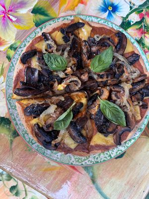 Pizza de hongos 😋  at Marietta Vegan in Marinilla