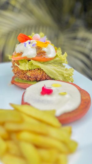 Hamburguesa Majestad, viene con papas   at Marietta Vegan in Marinilla