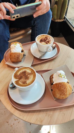 vegan cappuccino, pain au chocolat with pistacchio cream at LALE in Perugia