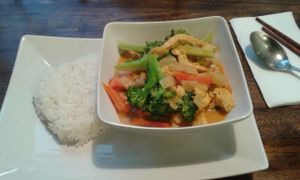 broccoli, paprika, fried tofu and nuts on rice, 9,50€ at Sen Chay in Helsinki