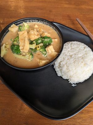 Friend tofu and broccoli in peanut sauce at Sen Chay in Helsinki
