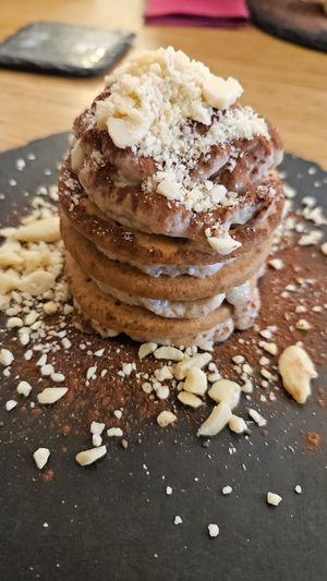 the topping is crushed almonds. at Misù Gourmet in Pisa