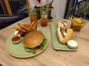 Veganer Burger mit Süßkartoffelpommes und Falafelbaguette mit Pommes at Papa Lu in Trier