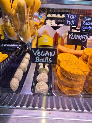 Vegan balls in counter at Frituur De Bosrand in Bruges