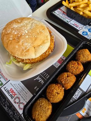 Burger and balls at Frituur De Bosrand in Bruges