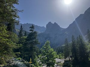 Blick von der Hütte Richtung Zugspitze   at Höllentalangerhütte in Grainau