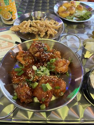 No chicken with gochujang sauce and twp tapas dishes (Pep and sweet potatoes )  at Kkokki Loves Vegan 2 in Hamburg