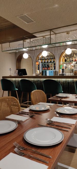 Tavoli e bancone at Vrasserie in Porto