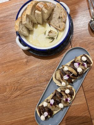 Camembert + brushetta cogumelos  at Vrasserie in Porto