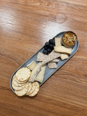 Tagliere di formaggi  at Vrasserie in Porto