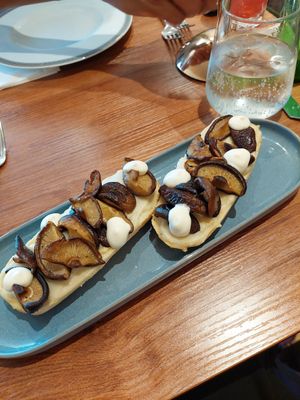Mushroom toast with cauliflower cream at Vrasserie in Porto