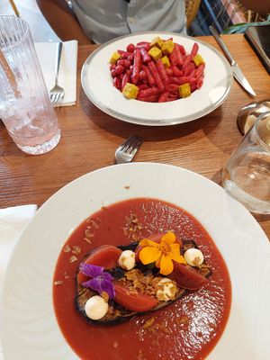 Aubergine/plum (down), Beetroot pasta with chickpeas and tofu (up) at Vrasserie in Porto