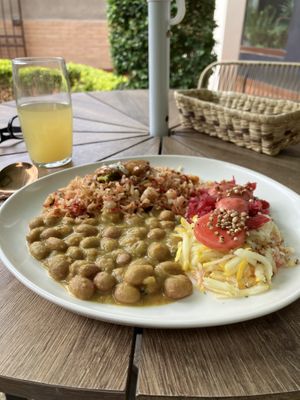 A variety of flavors and textures for the lunch’s main dish. #Veganuary at Kuruba in Cuenca