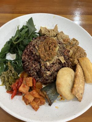 Everything cold except the lukewarm rice, horrible! Later found out food was from the morning and stored out in the air all day 🤢  at WEGANSKIE in Kuta