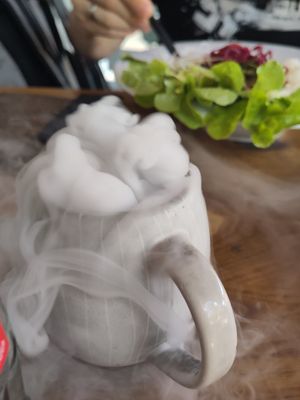 Super nett und lecker. Kurze Wartezeiten und mit einer kleinen Show als das essen kam. at ION Fusion in Essen