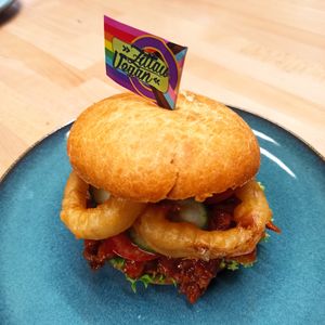BBQ Burger with onionrings at EMILIA Bistro | Vegan Bistro in Zittau