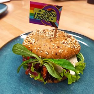 noGoat cheese Burger at EMILIA Bistro | Vegan Bistro in Zittau