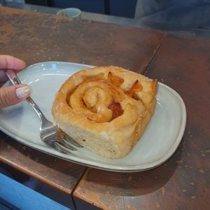 Peach roll at Melée Cafe in Bologna