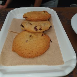 Vegan cookies at Melée Cafe in Bologna