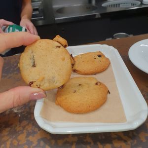 Vegan cookies at Melée Cafe in Bologna