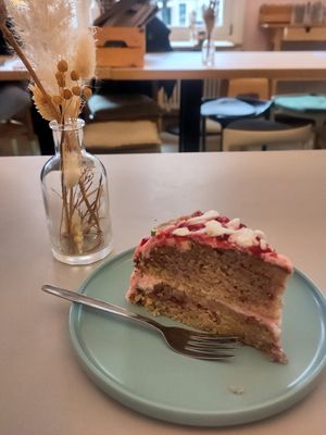 Meringue cake at Prince Peach in Berlin