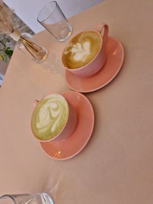 Matcha latte and flat white at Prince Peach in Berlin