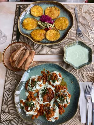 Frittierte Aubergine (Pakaura Badenjan) und Dumplings mit afghanischer Erbsensauce (Aschak)  at Maza in Aschaffenburg