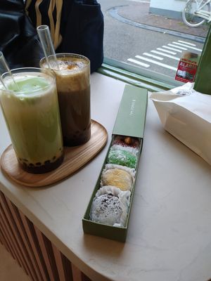 saltet caramel matcha with boba, black sugar hojica with boba and mochi box at Tea Stories in Amsterdam