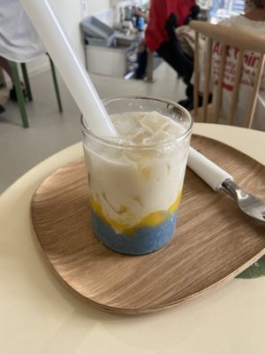 Mango sticky rice bubble tea: tasty and creamy. However, the rice was not as glutinous as it should be. It was harder and firmer, almost like regular rice at Tea Stories in Amsterdam