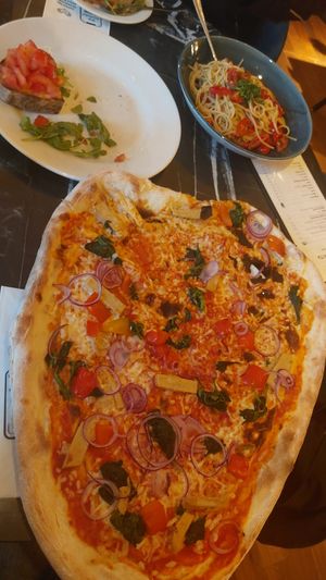 Leckere Pizza mit veganem Käse, Spagetti und Bruschetta at L'Osteria in Garmisch Partenkirchen