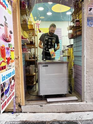 Herstellung von Ice Cream Rolls  at Ice Cream Roll Bubble Tea Experience  in Corfu