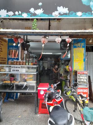 Looking in at Như Ý in Ho Chi Minh City