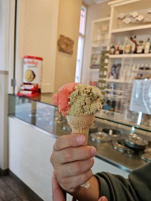 Pistacio % Fragola at Gelateria Simonetti in Moneglia