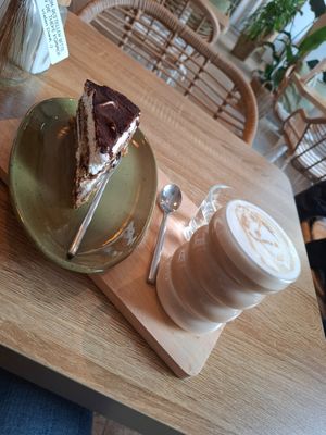 Tiramisukuchen und Cappuccino mit Hafermilch at Cafelina in Freising