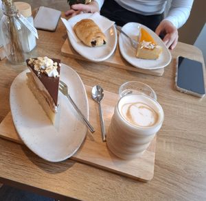 Schokobananen-Torte, Cheescake Maracuja, Pain Au Chocolat und Latte Macchiato mit Hafermilch at Cafelina in Freising