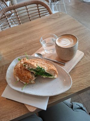 Crunchy Cashew Bagel und Cappuccino at Cafelina in Freising