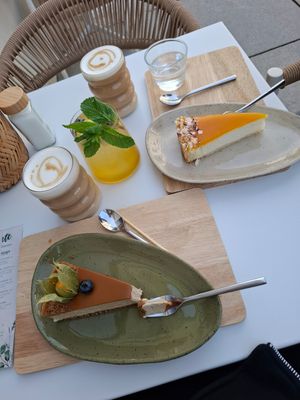 Lotustorte, Maracujakäsekuchen, Latte Machiatto mit Hafermilch und Maracuja Limo at Cafelina in Freising