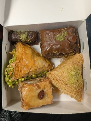 Dolcetti strepitosi, davvero davvero buoni, tutti vegani at Pasticceria Mourad - Via Marghera in Milan