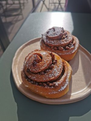 Vegan cinnamon roll with pumpkin and walnuts at Terço do Meio in Ericeira